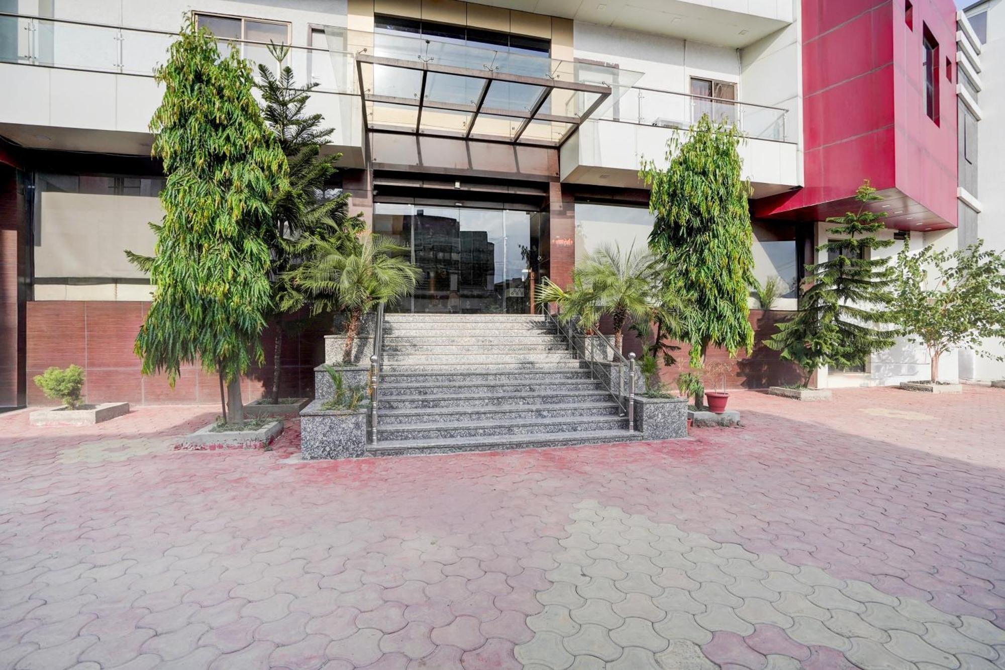 Super Townhouse Lalghati Near Airport 博帕尔 外观 照片